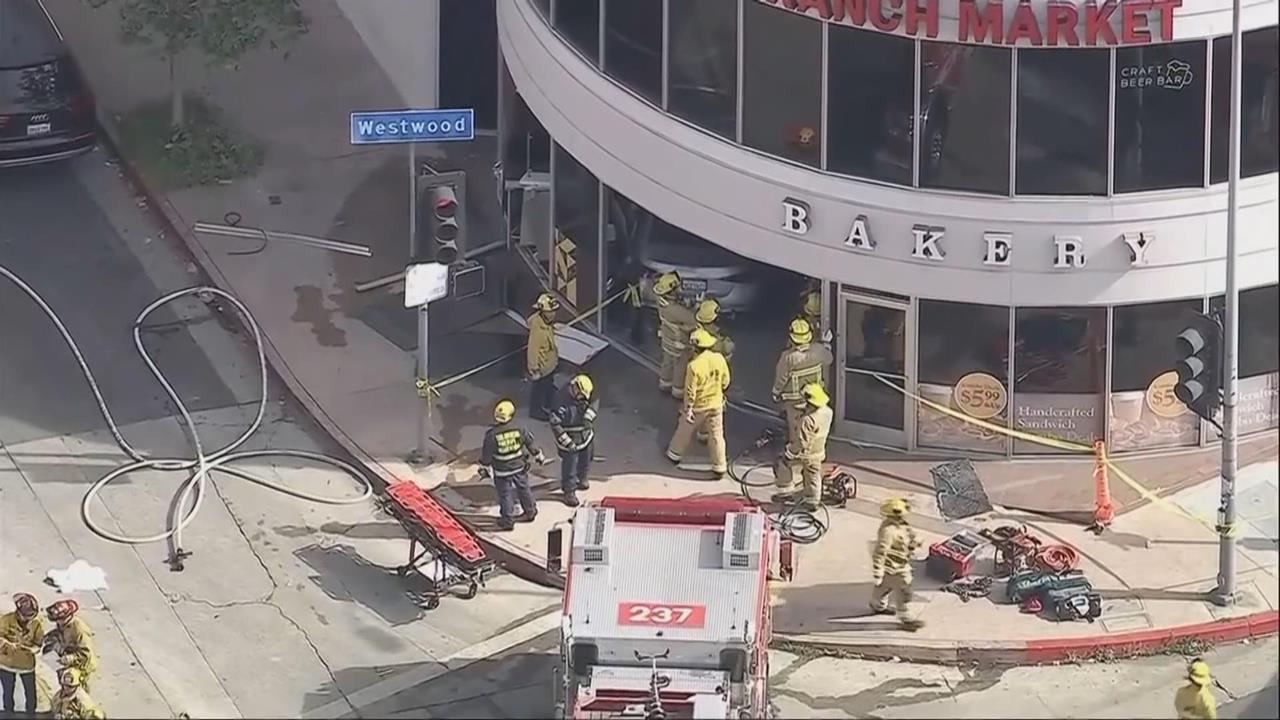 美國洛杉磯汽車失控撞進超市　釀3死6傷