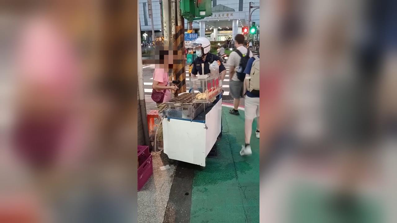 不滿被員警取締！　紅豆餅攤違規還怒嗆警　攤車慘被扣