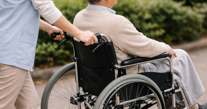 102歲人瑞突娶68歲看護遭疑「粉紅收屍隊」　律師逆風：陳松勇也是