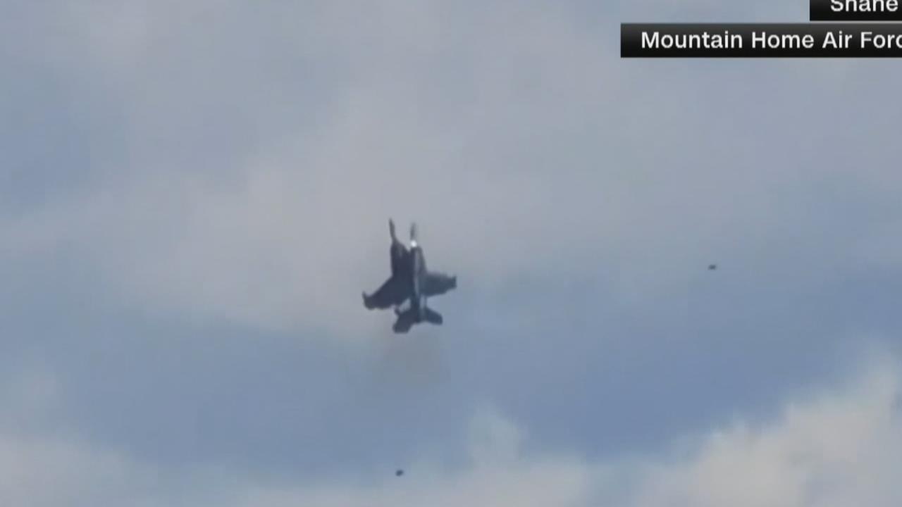 驚險畫面曝！兩戰機空中盤旋相撞　4飛行員緊急彈射跳傘逃生