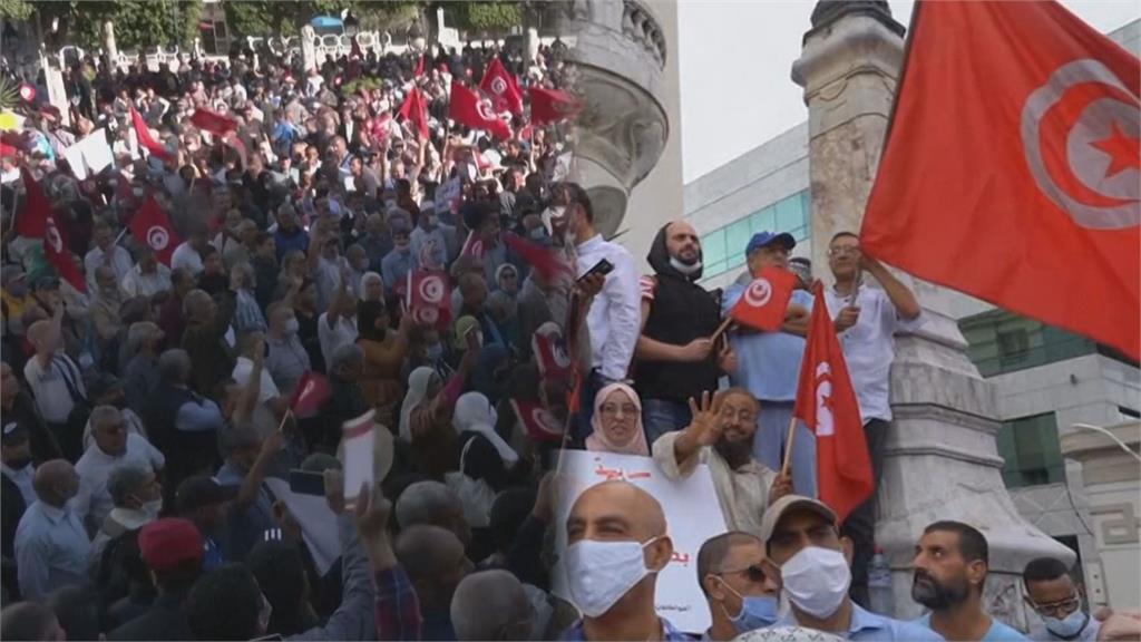 抗議總統獨攬大權！突尼西亞逾5千人上街示威　警民爆發激烈衝突