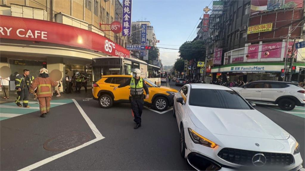 新北公車司機頭暈恍神追撞3車 女捲入車底送醫不治