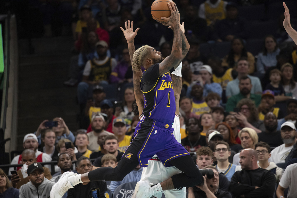 NBA(影)/比劃半天還被蓋!湖人明星主控羅素讓總教練JJ場邊氣炸摔椅