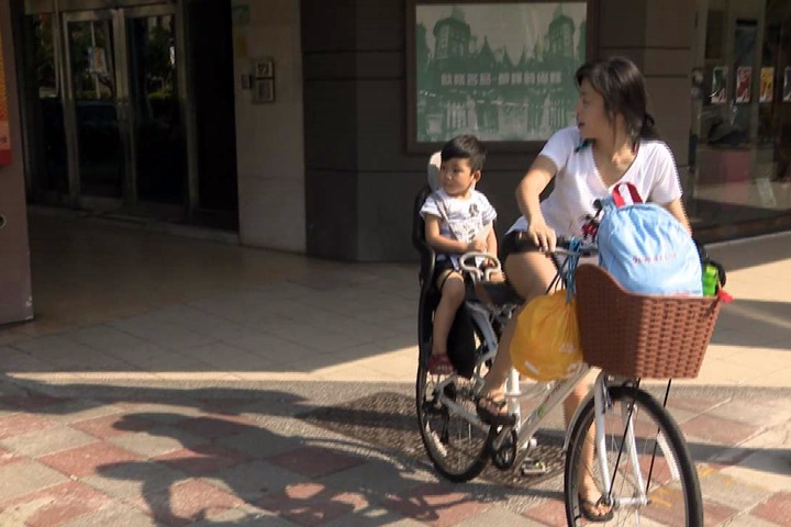 單車雙載擬鬆綁！合格座椅載5歲以下可上路