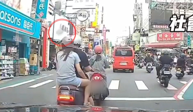 台中騎士載妹「突天降超巨蒲瓜」險遭爆頭！離奇畫面曝光…阿北衝中路秒撿
