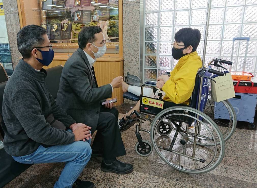 快新聞／周思潔台中騎樓慘摔「需坐輪椅3個月」　市府：已改善完成