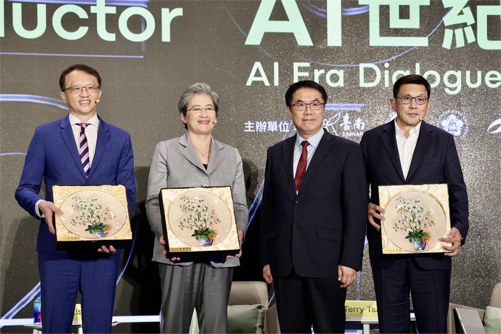 南方半導體論壇在台南  黃偉哲送最夯家鄉味伴手禮