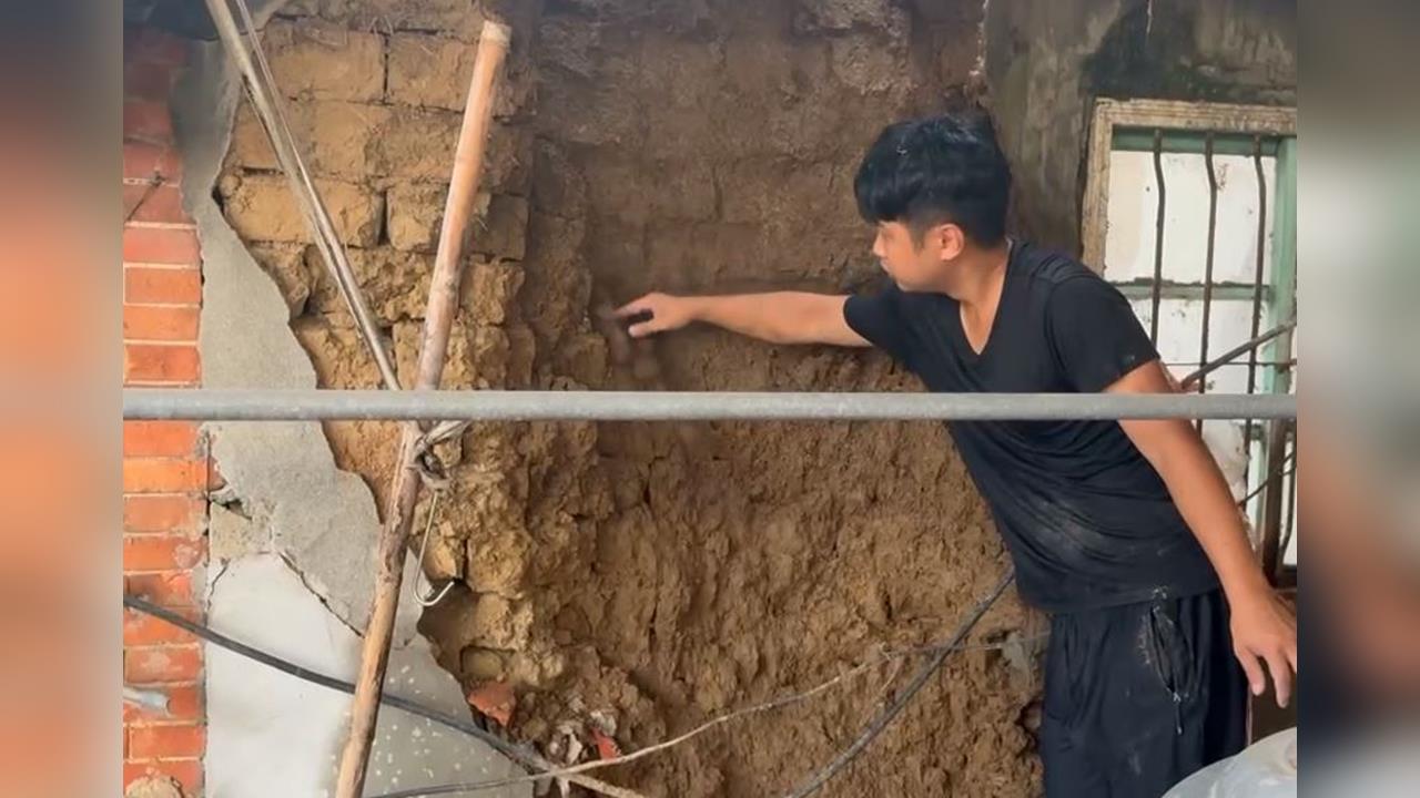 豪雨一沖就塌！　平鎮50年老宅崩塌波及周邊　鄰居憂：雨來又塌