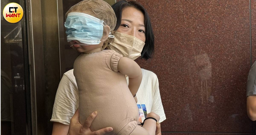 殘殺剴剴遭重判！劉姓保母另案開庭　民眾帶「假娃」還原施虐狀況