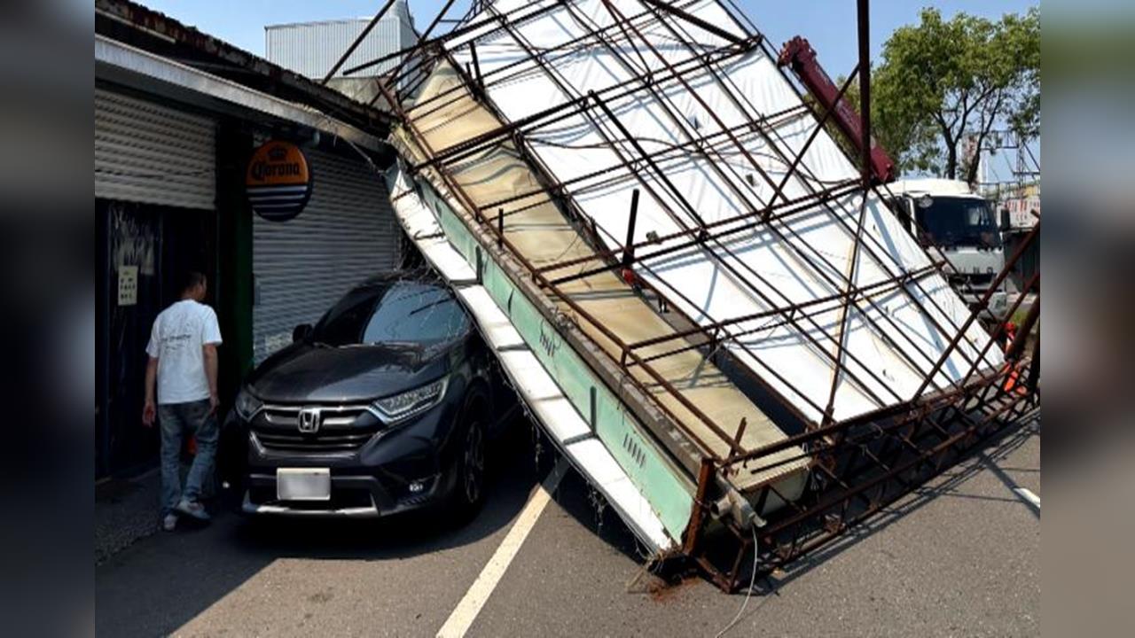 桃園龍潭廣告招牌被吹倒 桃醫大樹突傾倒