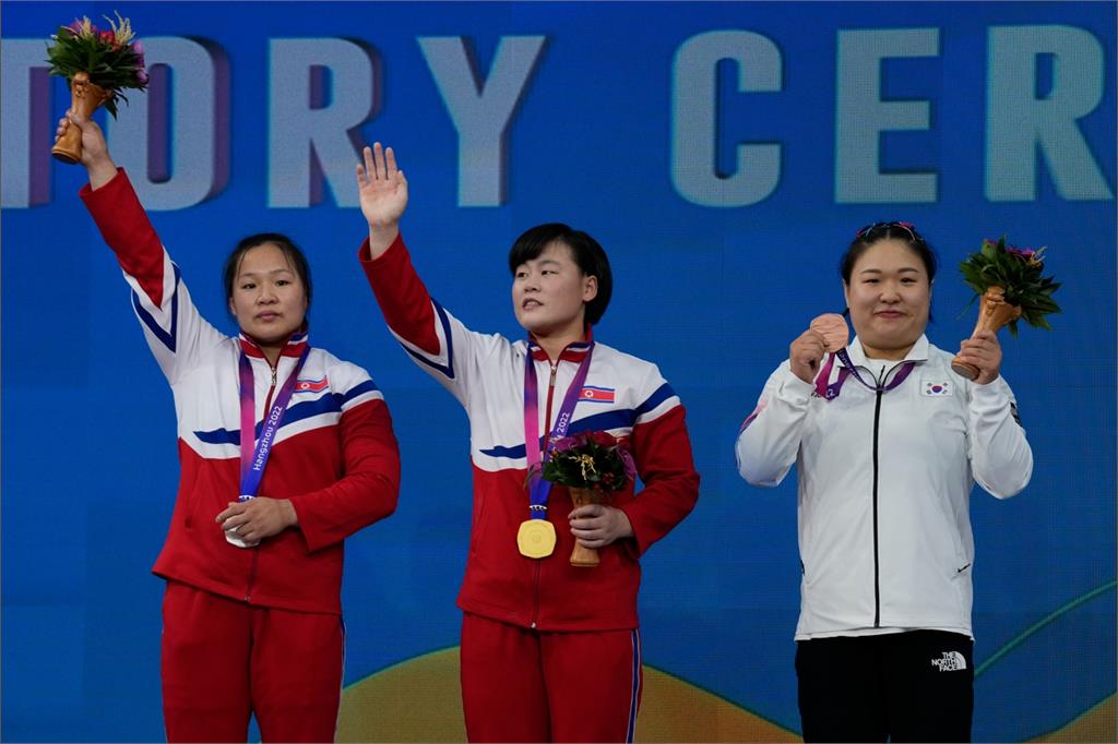 杭州亞運／北朝鮮女子舉重「金包銀」！談「奪勝關鍵」激動落淚：感謝<em>金正恩</em>