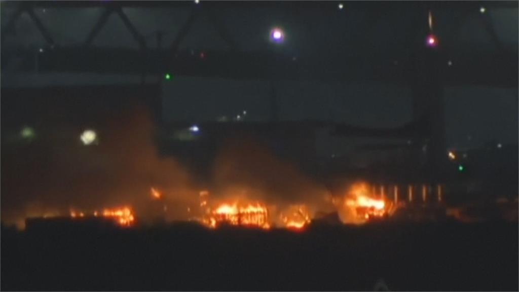 日本花火大會意外頻傳！　橫濱煙火船起火5人「跳海逃生」