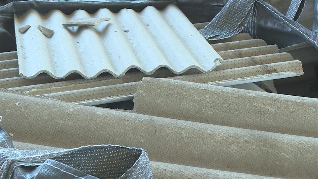 連續颱風豪雨！　台南老牌家電廠「石綿瓦廢棄物」堆置廠房