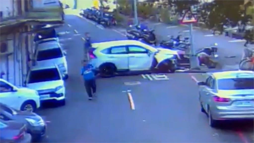 駕駛開車自撞揹袋子閃人 留下147萬現金與毒品