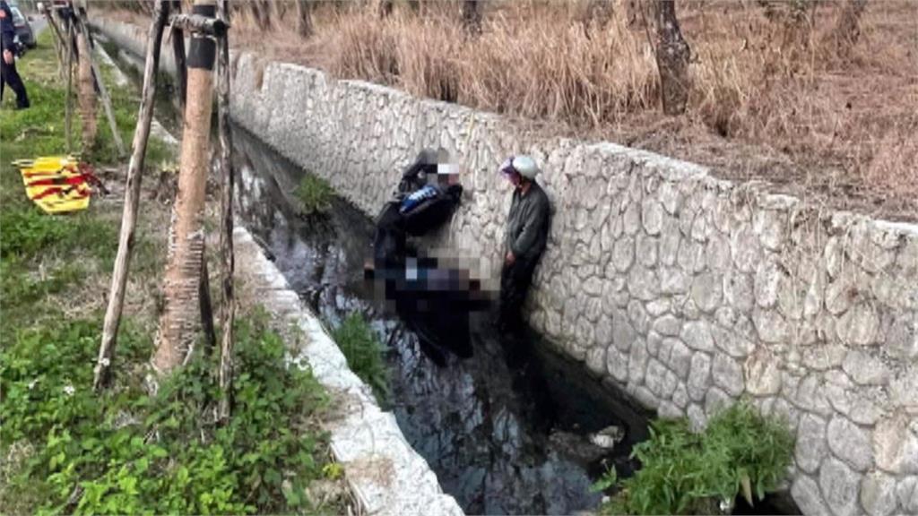 騎車雙載跌入水溝　騎士昏迷乘客受傷