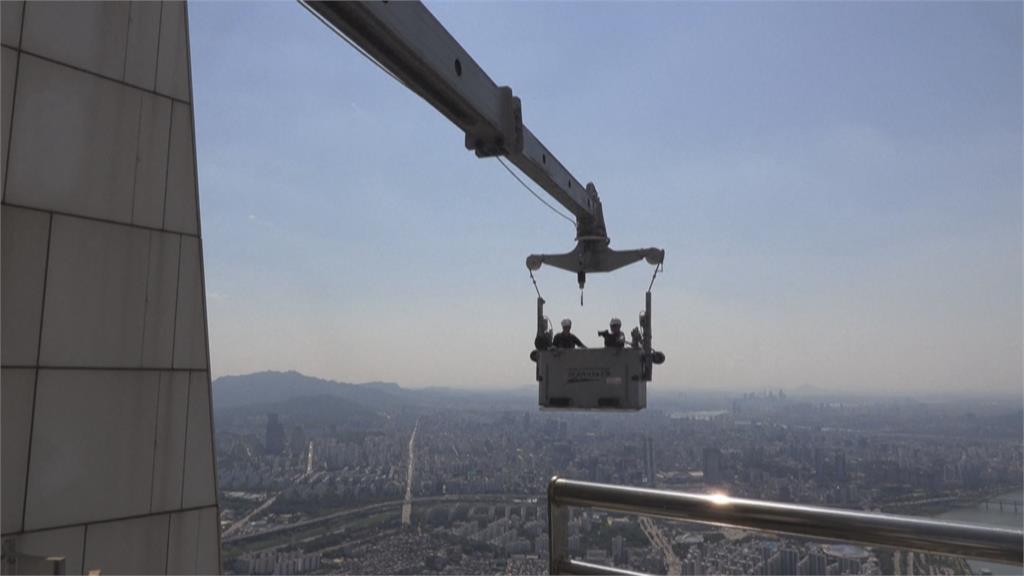 南韓最高「樂天世界塔」　作業員凌空擦玻璃