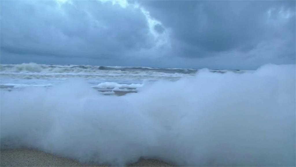 嚇人！印度海灘出現大量泡沫 接觸皮膚恐遭毒害