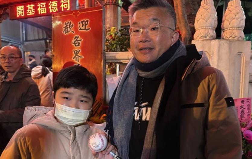 快新聞／蔡其昌發放「臺灣尚勇」小紅包人潮湧　球衣款「發放時間地點」曝