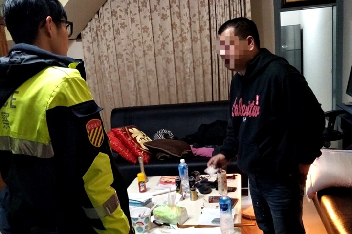 男子心臟病發作車停路中 員警發現及時救援