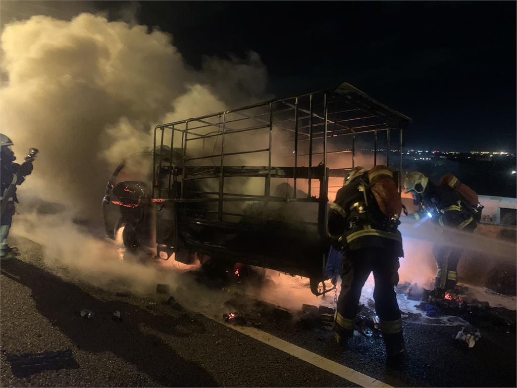 國1五楊高架桃園段火燒車　小貨車「燒到剩骨架」駕駛送醫