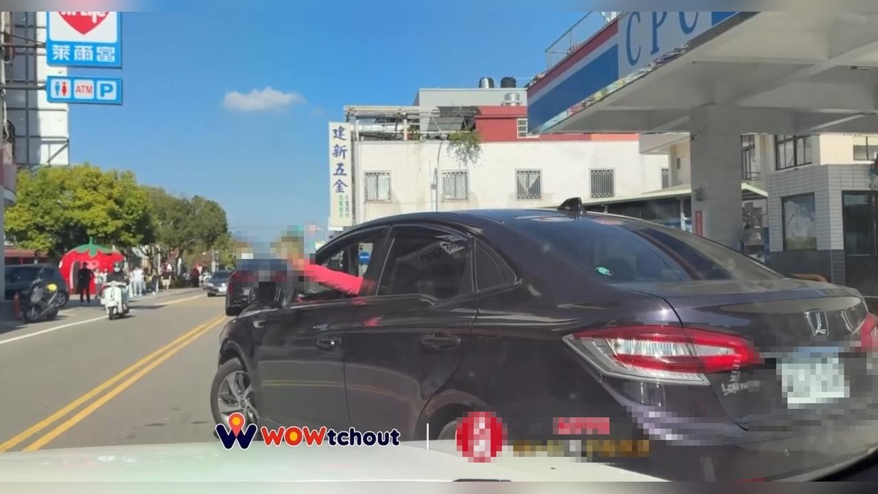 不滿前車禮讓行人! 惡駕駛逼車攔停比不雅手勢咆哮