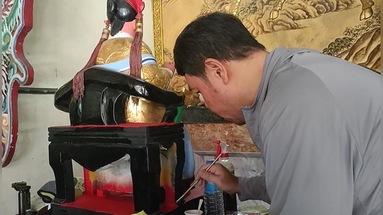 修補信仰也修補人心　修復師替花蓮泡水神像重新上彩