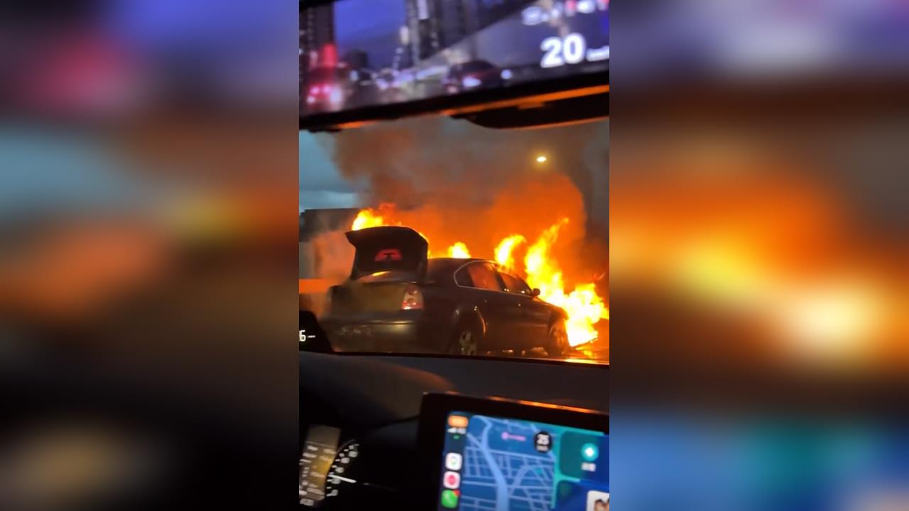 快新聞／台北市民大道火燒車　駕駛急跳車逃生
