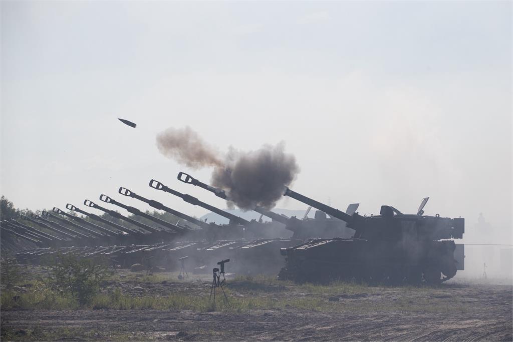 震撼!陸軍十軍團重砲保養射擊 連射56門砲彈無虛發