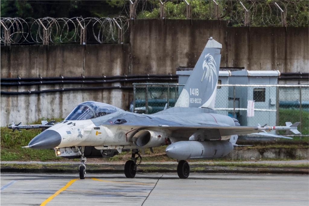 快新聞／IDF型戰鬥機空中火焰彈意外擊發　空軍火速派員進行調查