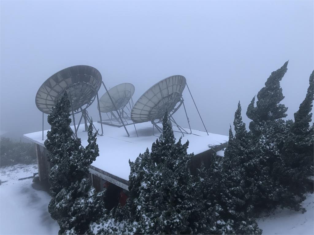 快新聞／海拔逾1000公尺竹子山、七星山也下雪！ 無線電視發射站變銀白世界