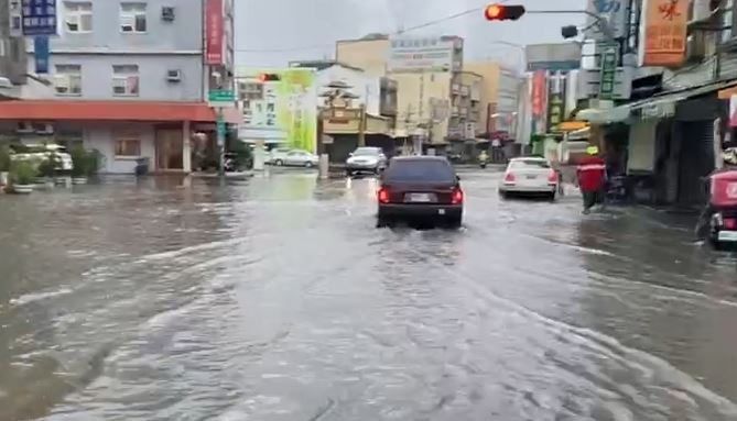 快新聞／台南永康大暴雨路段積水深 機車騎士牽車涉水