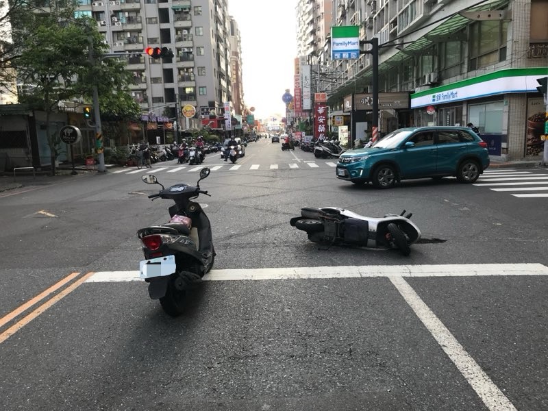 快新聞／超危險！通緝犯見警飆車逃逸　途中撞傷2人車上還藏毒品
