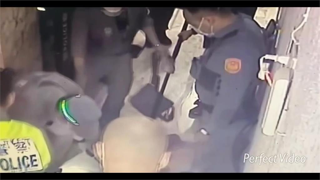 父女關係破裂!酒後失控找女兒 持刀逼警衛開門!警鋼叉制伏