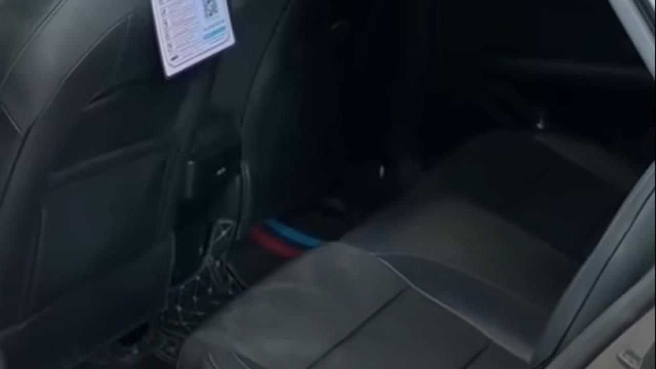剛上車就開戰！後座男女「裙底狂摸、吞吐」激戰畫面曝光…司機嘆：每晚都會發生