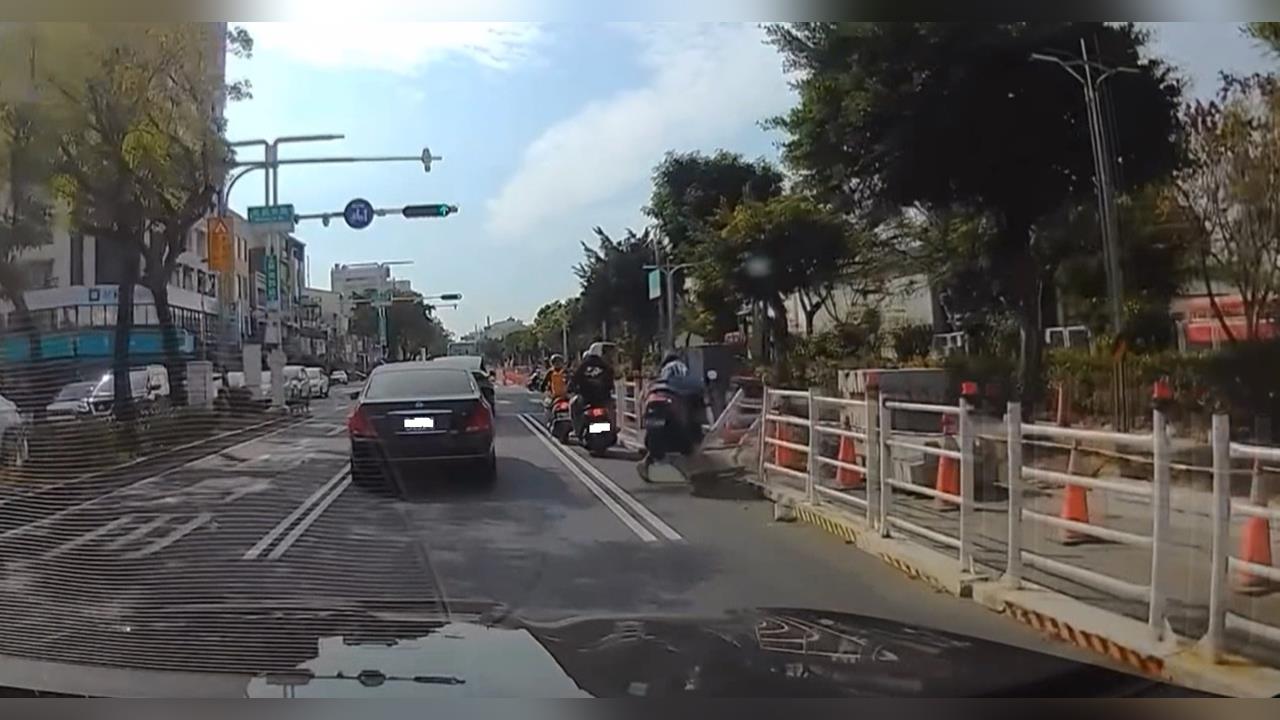 嘉義女騎士自撞施工護欄 後方駕駛急煞險追撞