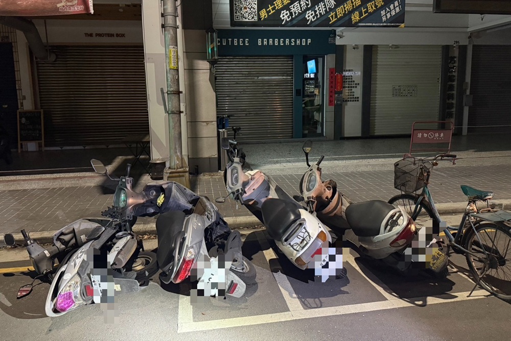 邊走邊推倒機車　醉男涉毀損至少38輛機汽車