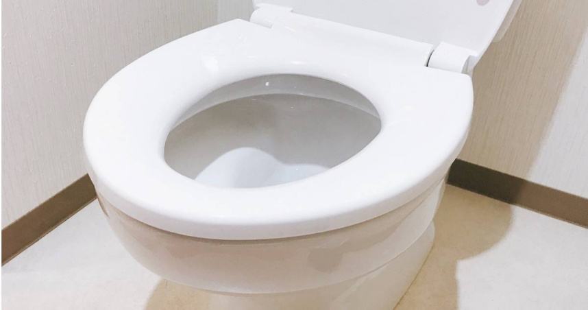 上廁所擦馬桶蓋尿漬、經血　妹子傻眼：真的拜託了