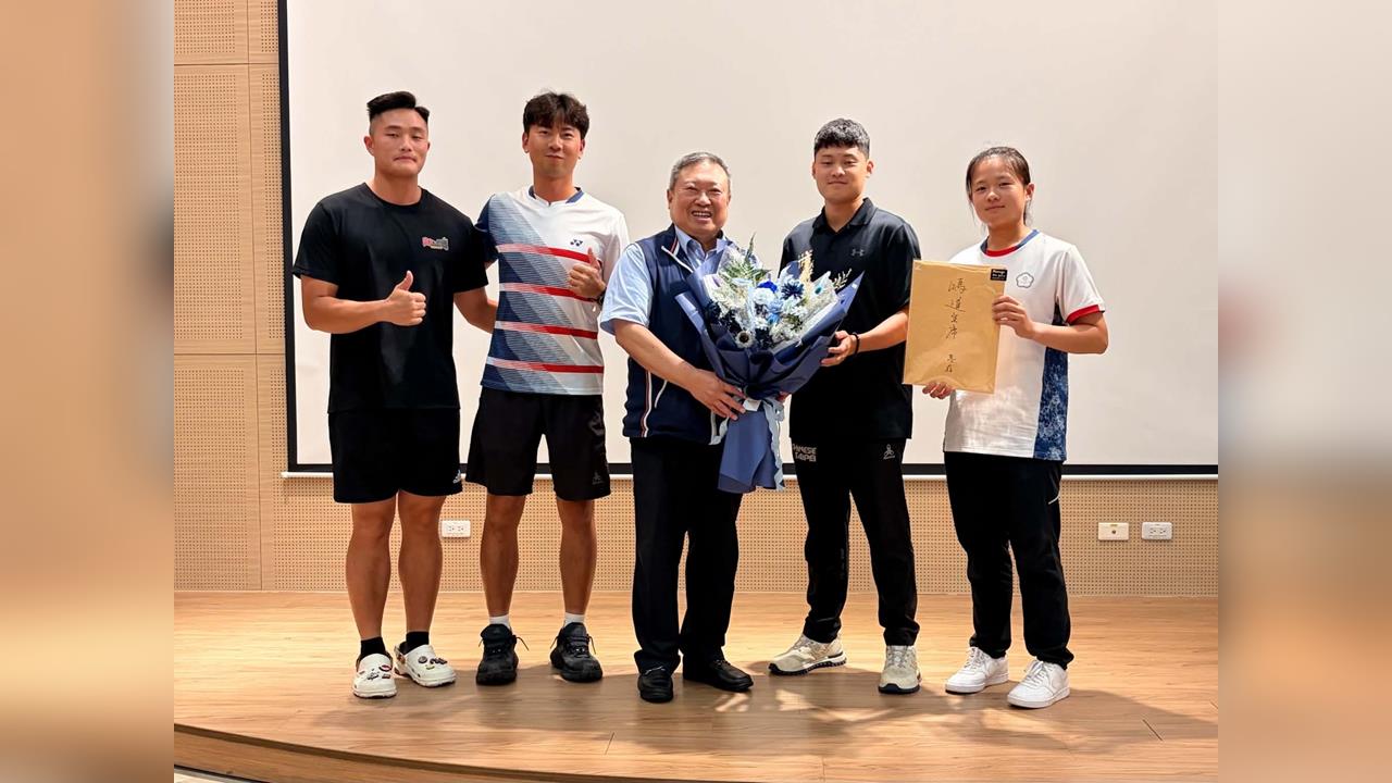 綜合／林鴻道辭國訓董事長與選手道別  林郁婷、林俊易代表獻花感謝貢獻