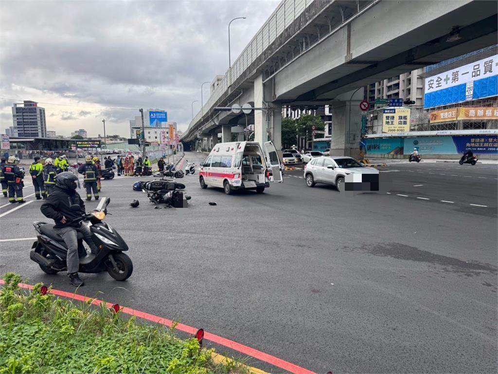 快新聞／新莊重大車禍！賓士車突爆衝　9機車「停紅燈遭撞」4傷、駕駛命危