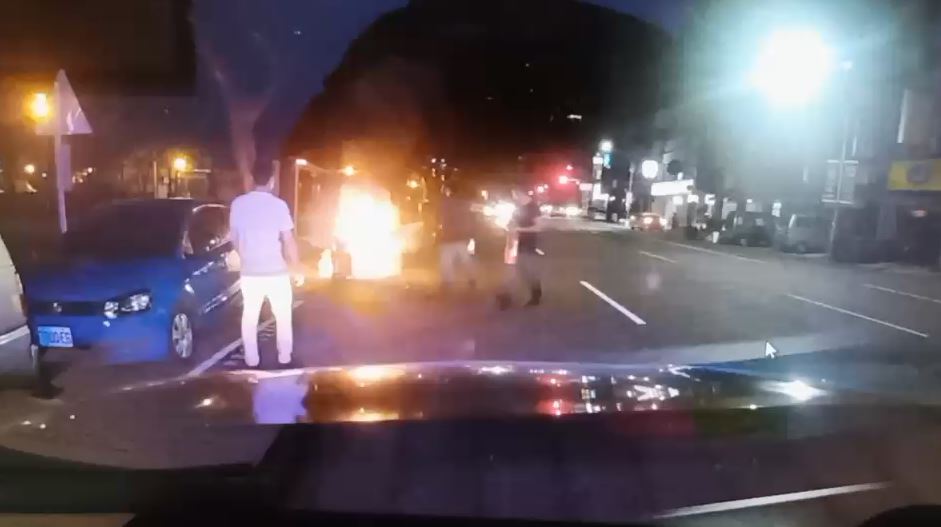 快新聞／騎15年機車半路冒煙「燒成火球」 員警搶救竟突然爆炸險波及轎車
