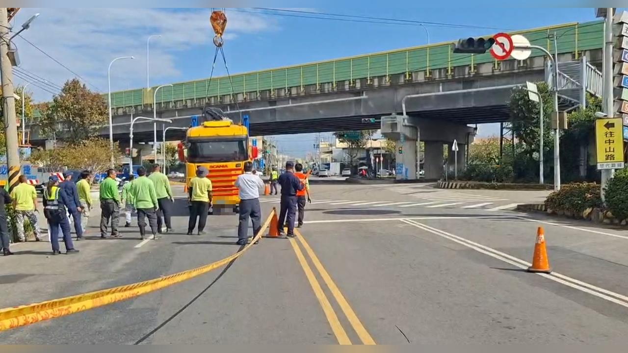 烏日駭人車禍！　女騎士捲大車車底「頭身分離」當場慘死