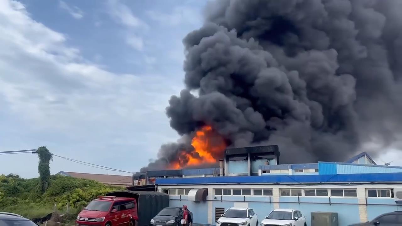 桃園化工廠火警爆炸聲不斷　消防全副武裝出動「砲塔」滅火