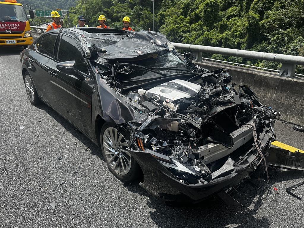 快新聞／國5車禍！開「自動駕駛」直撞緩撞車　黑色車頭全毀畫面曝