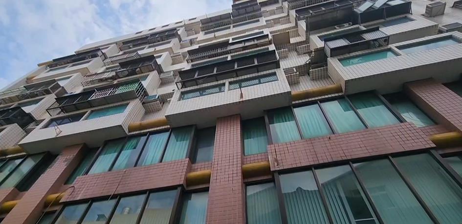 丟髒"免下樓" 婦人垃圾砸遮雨棚 再用掃把往下撥