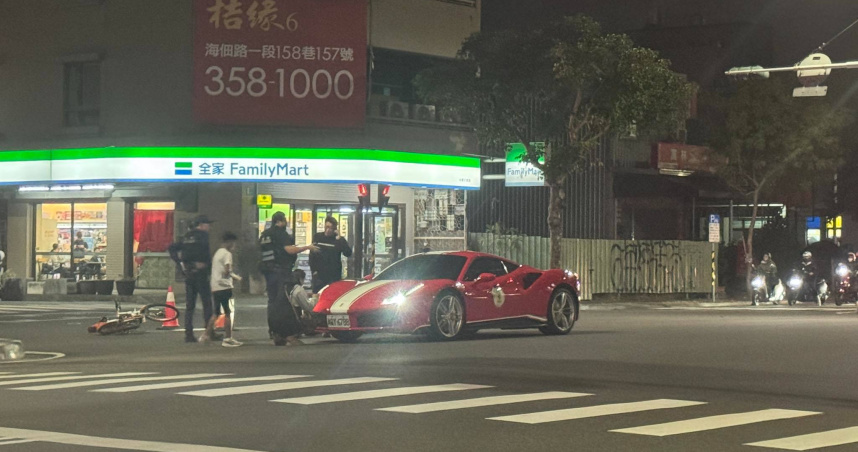 11歲男童騎騎YouBike擦撞法拉利超跑　網友驚呼：弟弟「財負自由」
