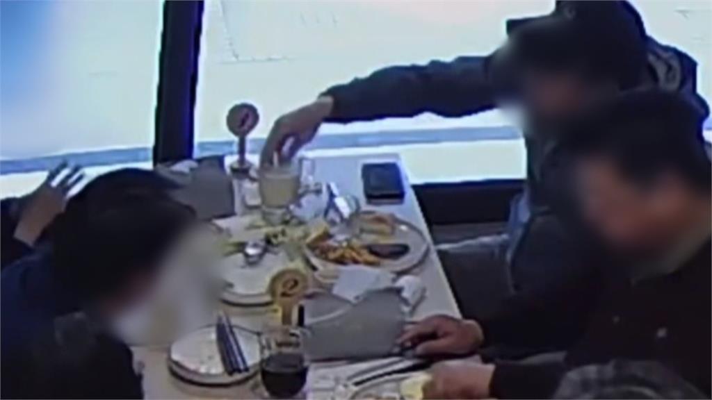 誇張！不滿餐點沒送到面前　男子竟狂丟食物、豆漿洗手