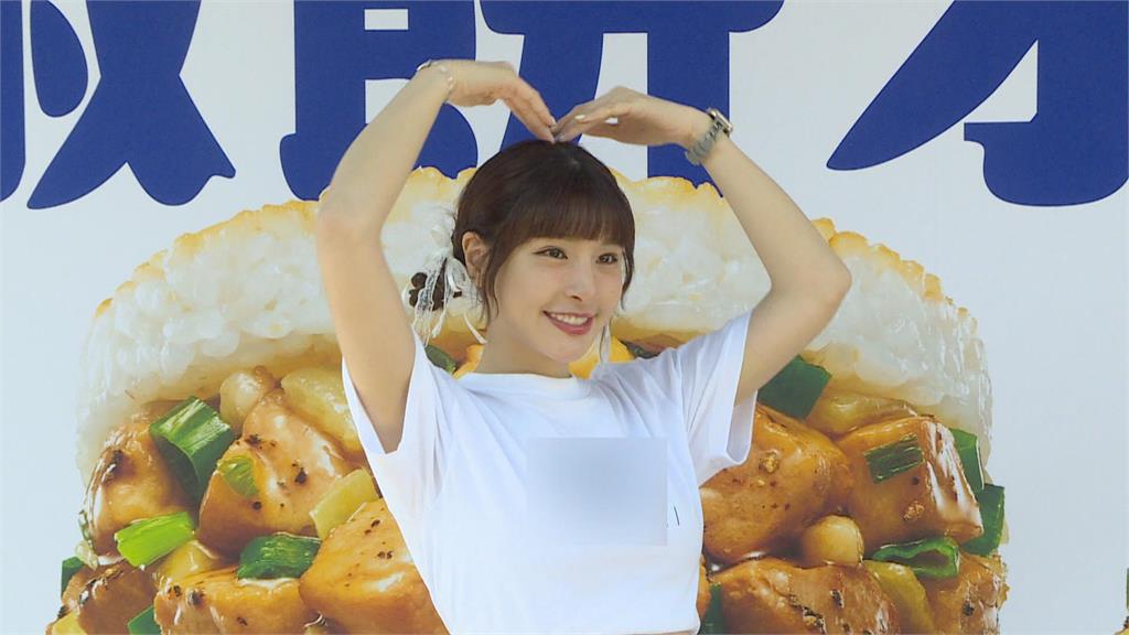 啦啦隊女神峮峮擔任一日店長　與民眾互動送米漢堡