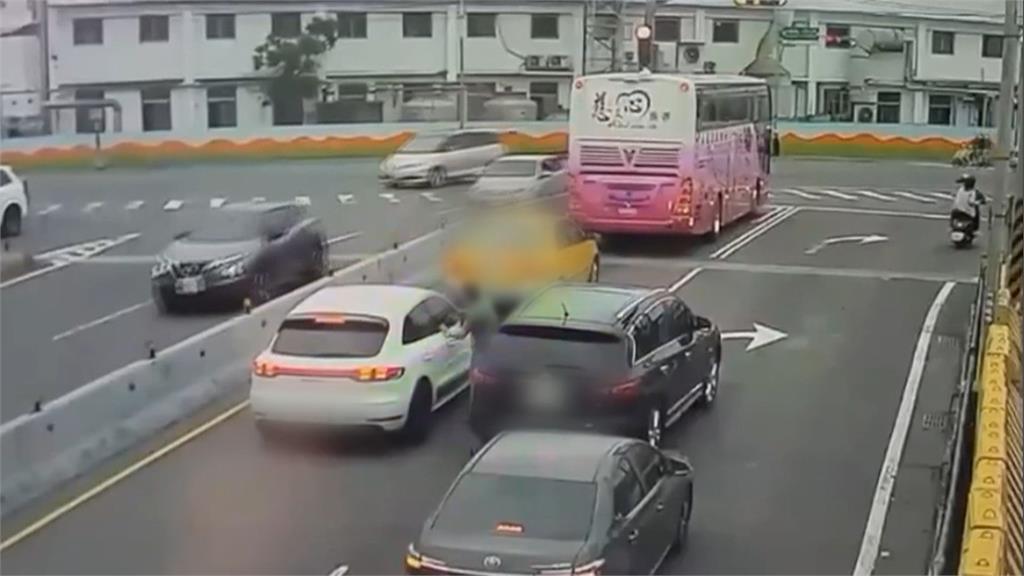 行車糾紛！男子持刀柄砸破車窗　雙方亮刀互嗆、遭警帶回互告恐嚇