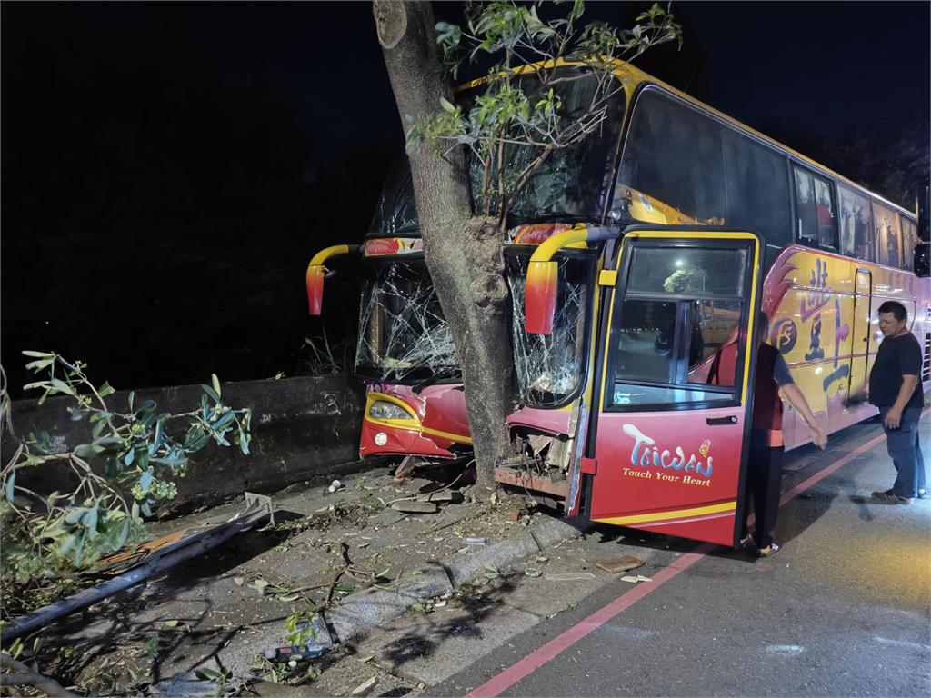 快新聞／桃園育達高中校車自撞路樹　駕駛骨折7學生送醫