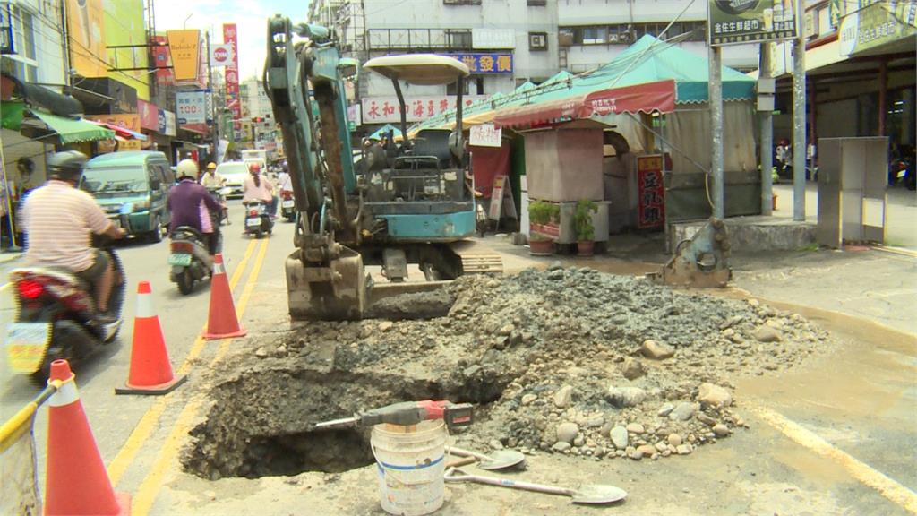 台中大里暴雨路塌陷 開挖竟又扯斷瓦斯管